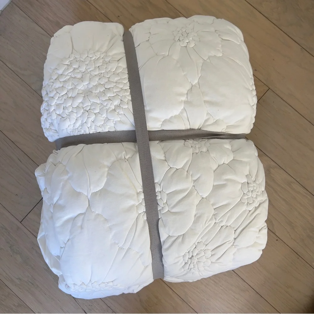 Anthropologie Dahlia Cotton Jersey Floral Quilt in White - Twin Size Bed - Picture 6 of 7